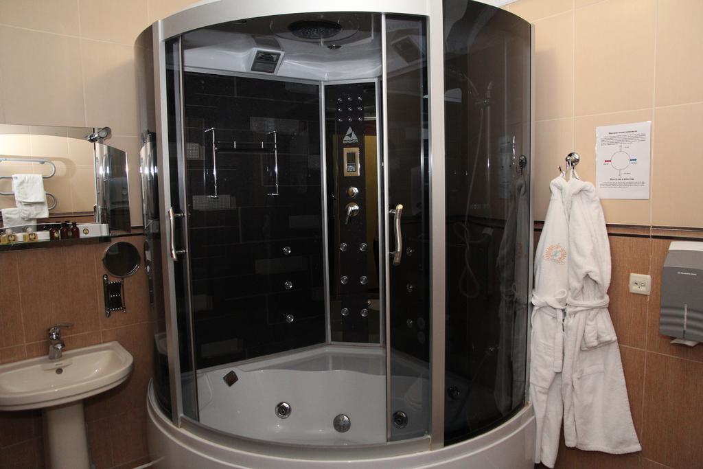 Kleopatra Vip Hotel Kamjanets-Podilskyi Eksteriør billede